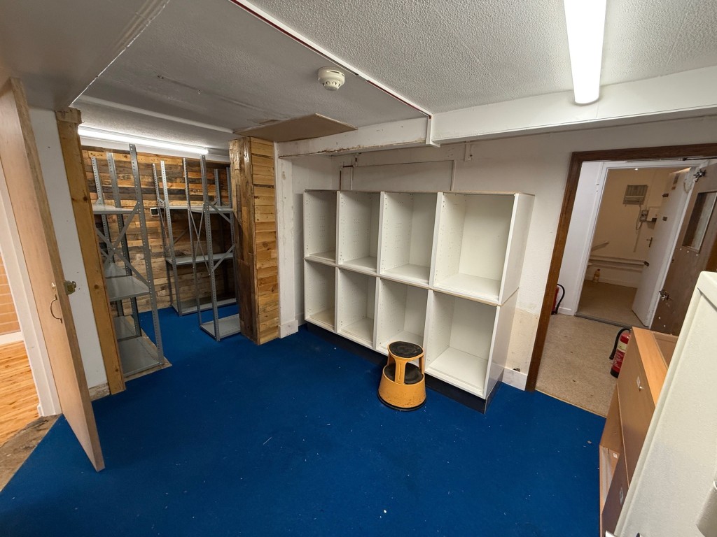 Lot: 37 - COMMERCIAL PROPERTY WITH SELF-CONTAINED SPLIT LEVEL FLAT ABOVE - Back office or store room